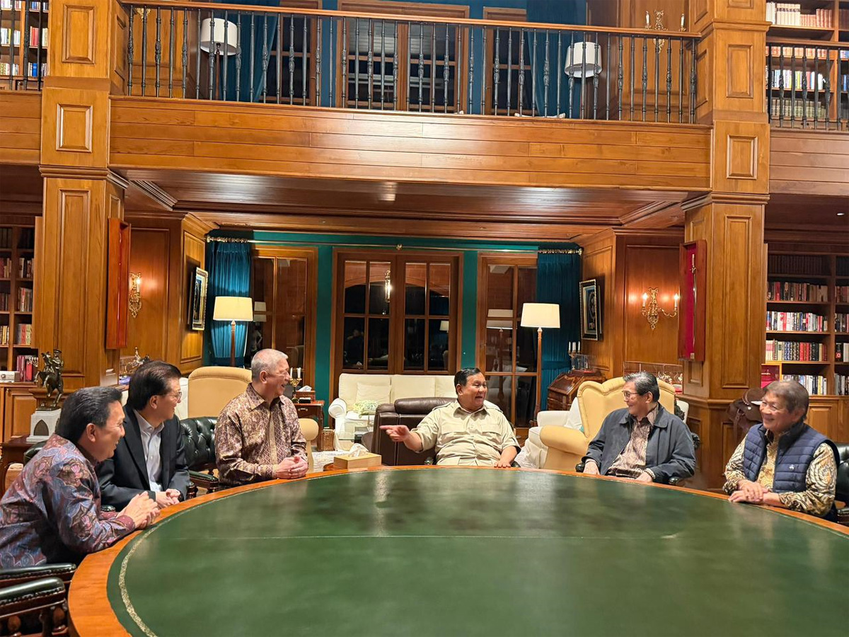 Presiden RI Prabowo Subianto menerima audiensi lima pengusaha nasional di Padepokan Garudayaksa, Hambalang, Bogor, Selasa (10/2) malam/(Istimewa).