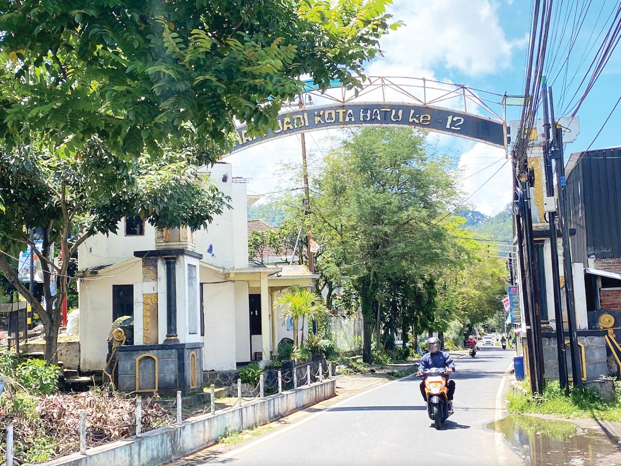 KAWASAN IKONIK: Gerbang masuk menuju Songgoriti yang menjadi saksi bisu kejayaan pariwisata masa lalu. Kini publik mendesak adanya langkah konkret revitalisasi.