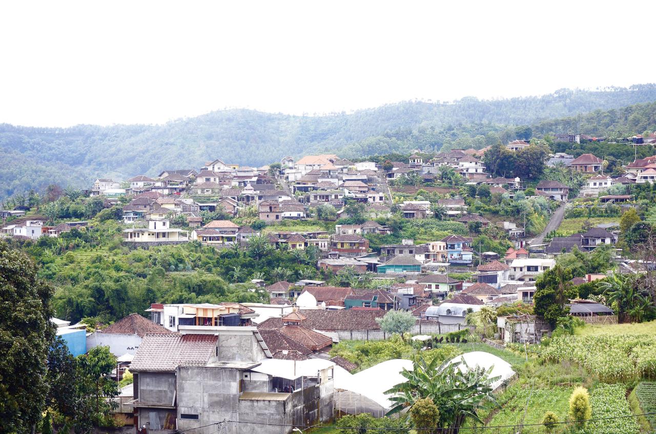 DALAM KAJIAN: Beberapa bangunan perumahan di Kecamatan Junrejo mayoritas sudah gunakan genting.
