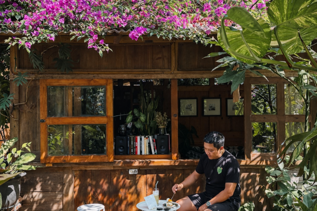 MENENANGKAN: Akker Coffe Shop merupakan kafe hidden gem di Kota Batu bertemakan ala ghibli. (Threads: andreyongz )