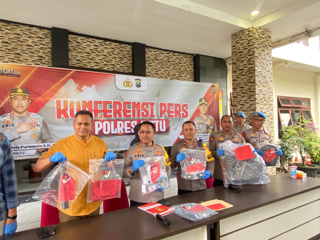PRESS RELEASE: Kapolres Batu AKBP Aris Purwanto menerangkan kronologi perkara penganiayaan di depan Mapolres Batu kemarin (12/2).