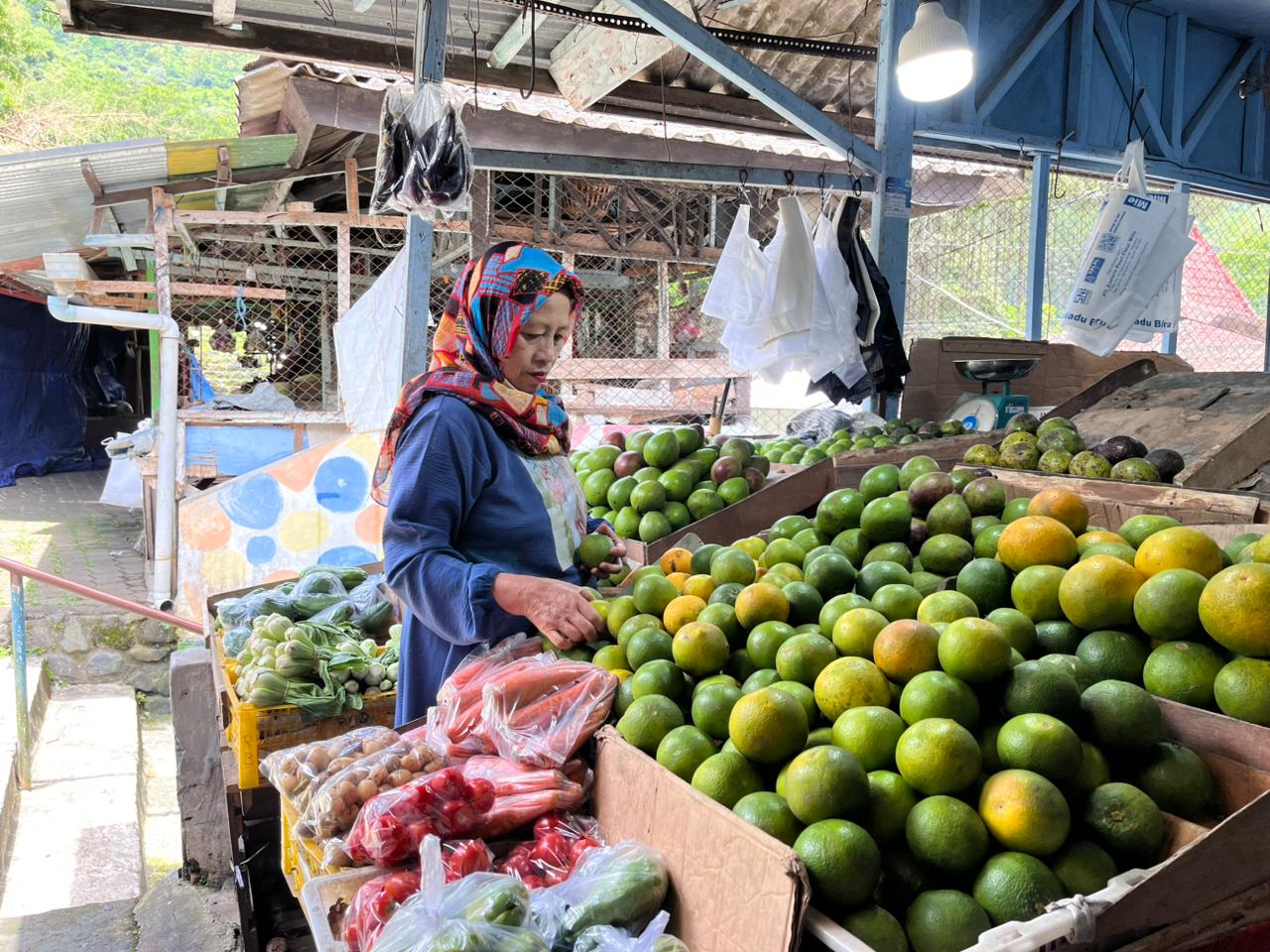 SEPI: Seorang pedagang di Pasar Wisata Songgoriti menata buah yang sudah berhari-hari tak laku terjual beberapa waktu lalu.