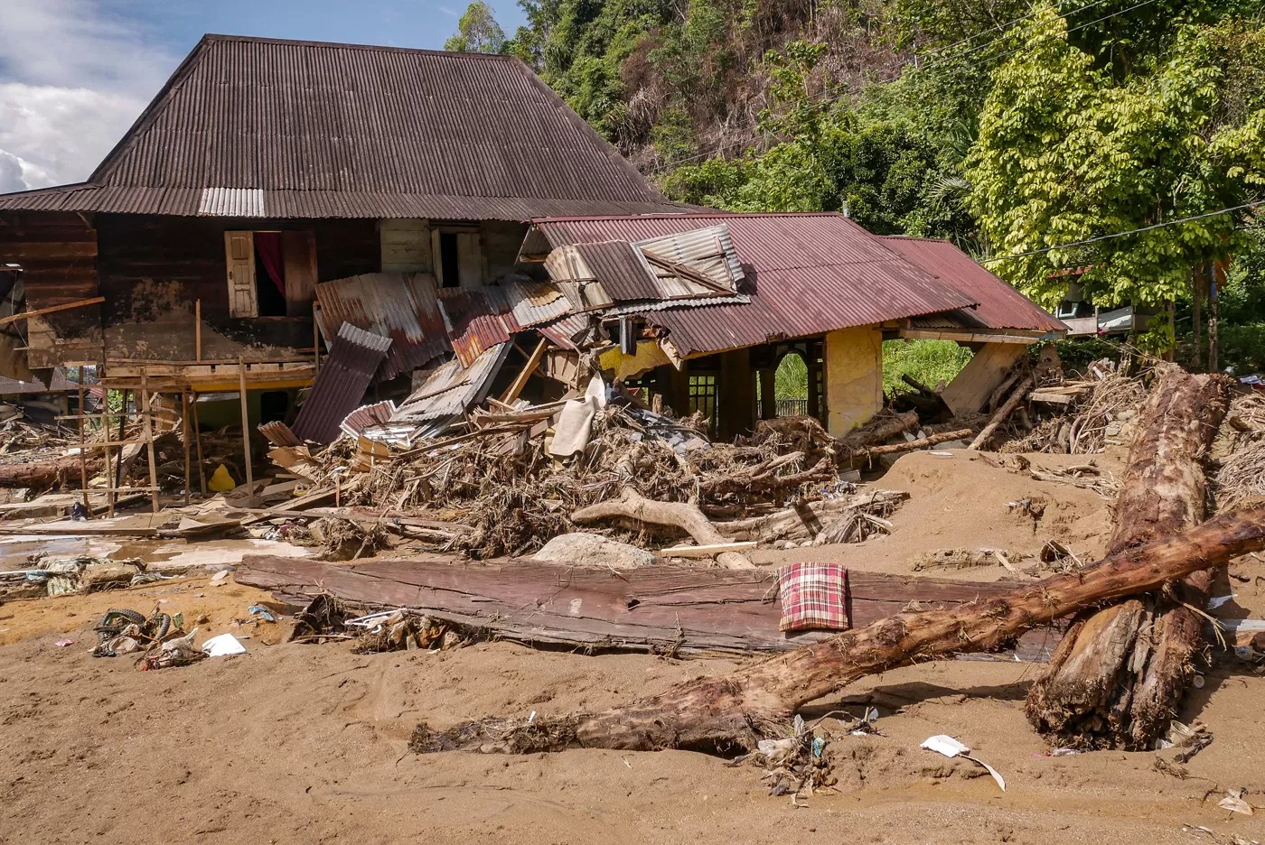 Sumber: JawaPos Ratusan rumah yang rusak dan porak poranda akibat di terjang banjir bandang susulan beberapa hari lalu yang terjadi di Nagari Batu Busuk, Padang, Jum