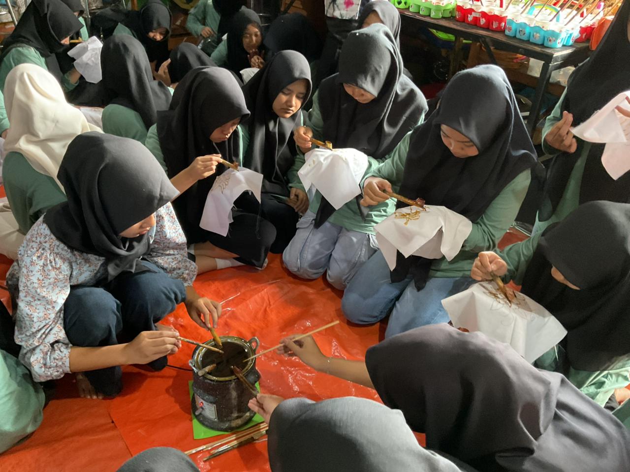 PRODUK LOKAL: Sejumlah siswa belajar membatik di Galeri Batik Anjani, Kelurahan Ngaglik beberapa waktu lalu.