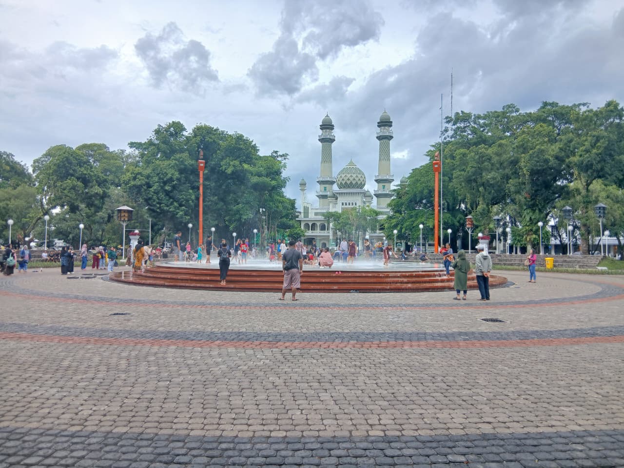 ANTUSIAS: Wisatawan bermain di air mancur Alun-Alun Merdeka beberapa hari lalu.