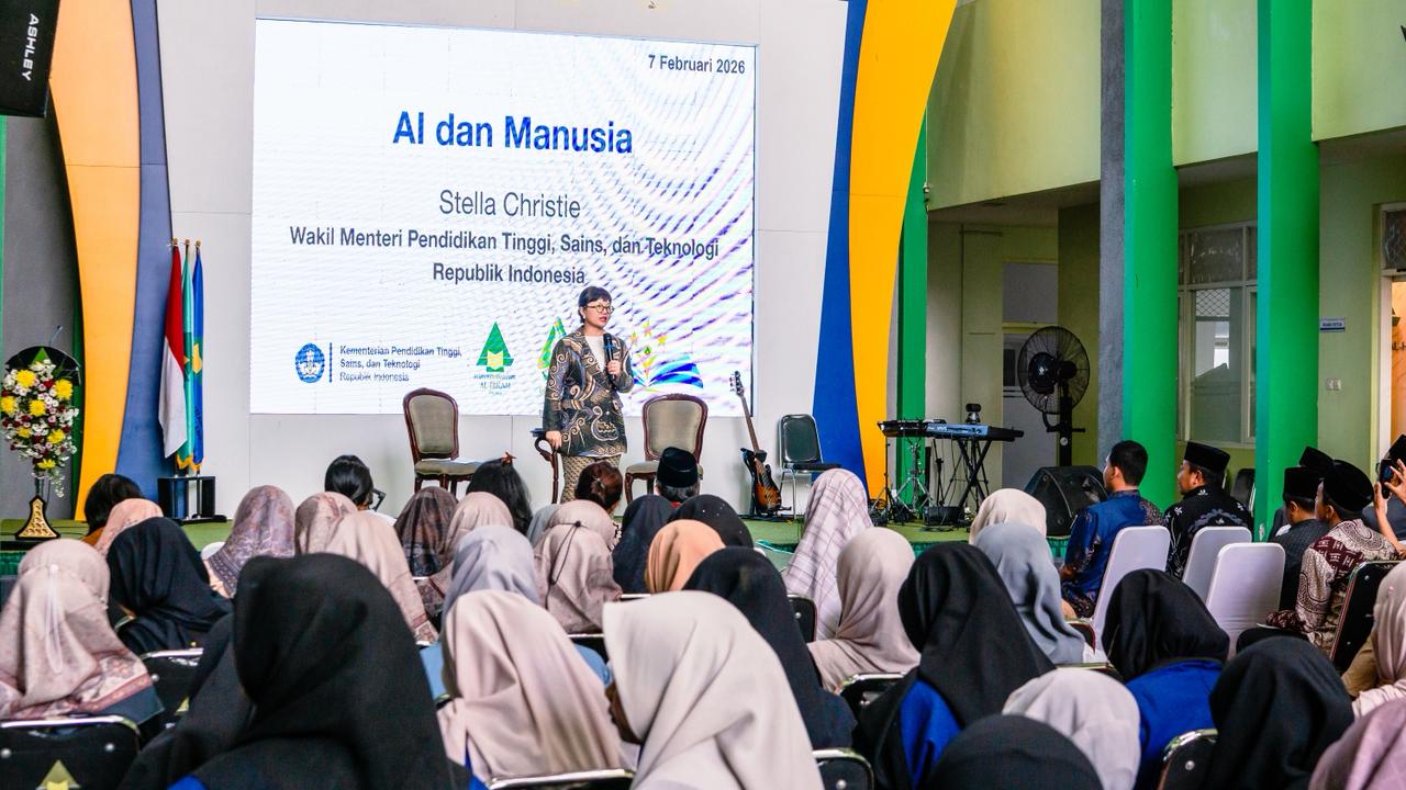 BERI MOTIVASI: Wamen Pendidikan Tinggi, Sains dan Teknologi RI Stella Christie memberikan pemaparan mageri kepada santri pada 7 Februari lalu.