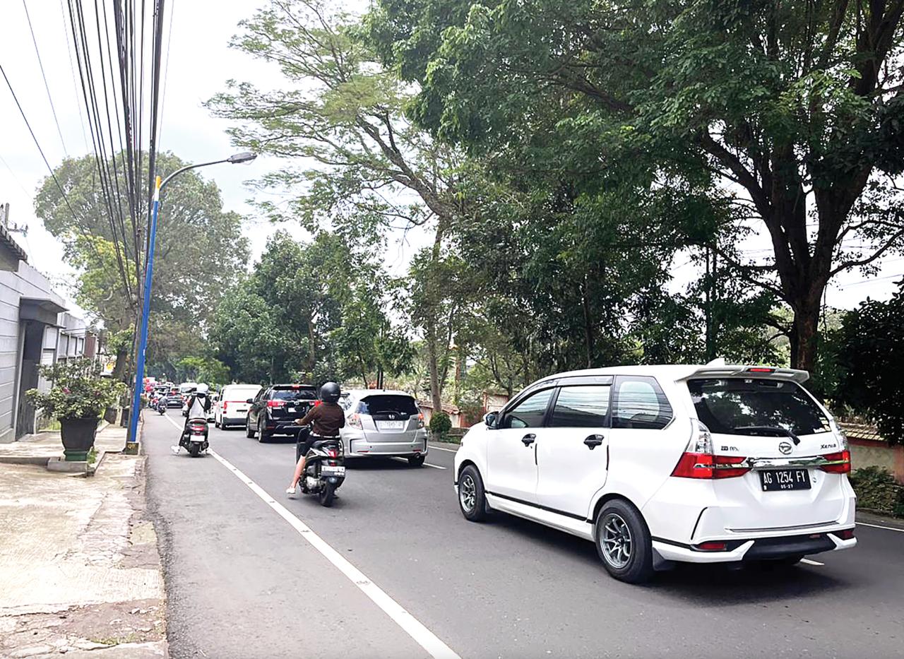 PADAT MERAYAP: Sejumlah kendaraan terjebak macet di sekitar Jalan Patimura, Kelurahan Temas, Kecamatan Batu saat akhir pekan terakhir jelang ramadhan kemarin (15/2). (ZANADIA MANIK FATIMAH/RADAR BATU)
