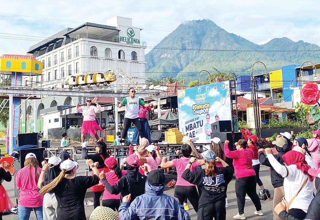 SEMANGAT TINGGI: Para pengunjung CFD Mbatu Sae kompak kenakan dresscode pink saat mengikuti senam zumba kemarin pagi (15/2). (RORI DINANDA BESTARI/RADAR BATU)