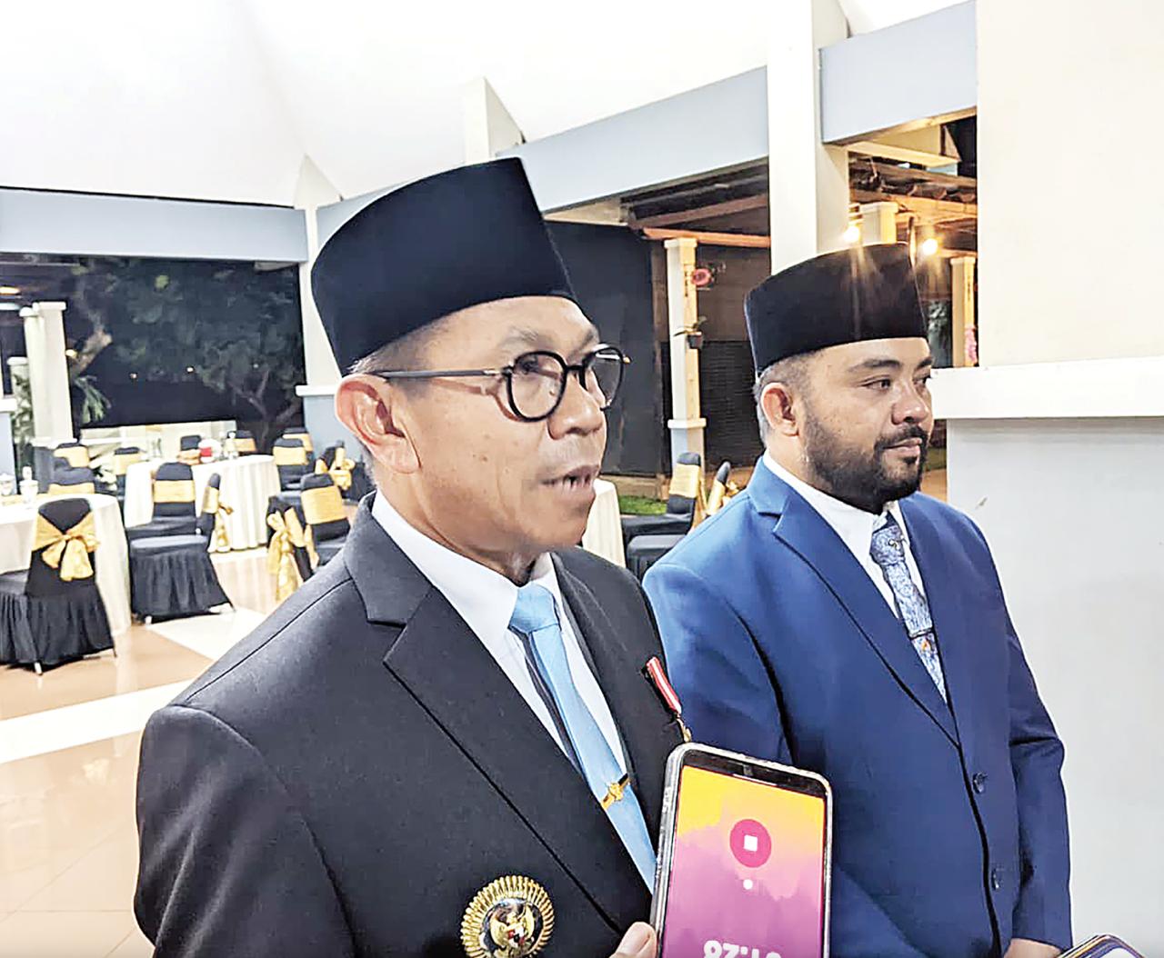 SEGERA DIBUKA: Wali Kota Batu Nurochman menjawab pertanyaan dari awak media usai pelantikan pejabat pada Jumat (13/2) lalu. (RORI DINANDA BESTARI/RADAR BATU)