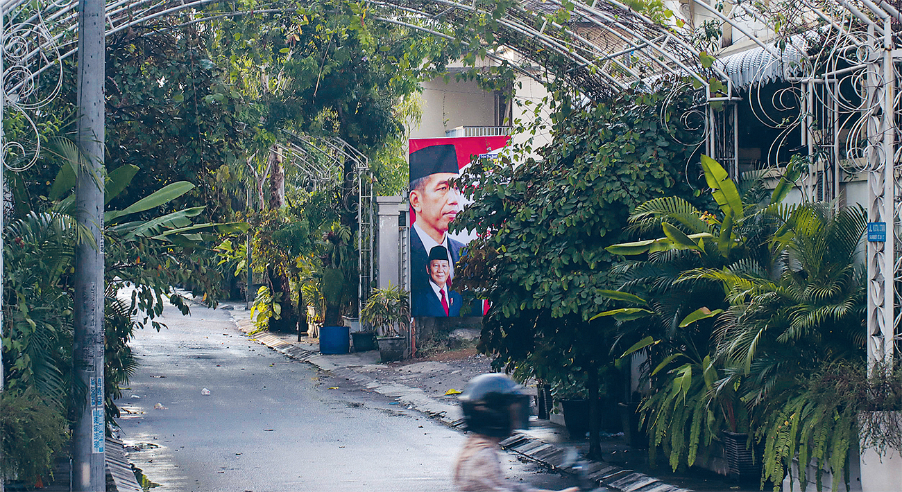 LENGANG: Tak ada aktivitas mencolok di gang masuk rumah Jokowi di Kelurahan Sumber, Kecamatan Banjarsari, Solo, Senin (21/10). (M IHSAN/JAWA POS RADAR SOLO)