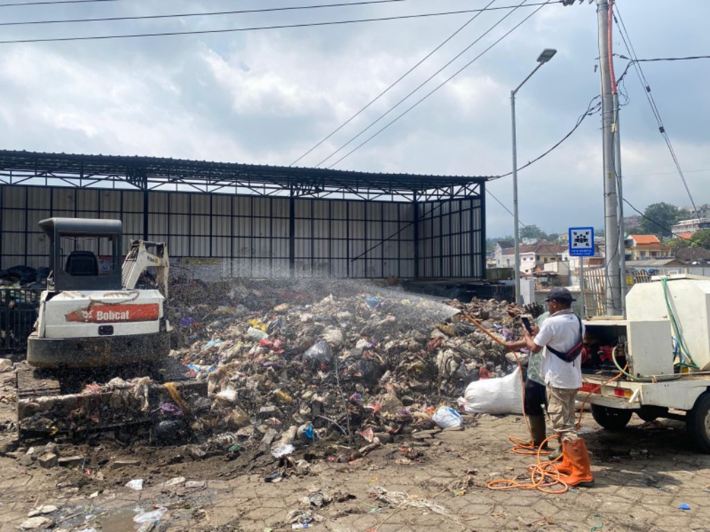 MENGGUNUNG: Tumpukan sampah pasar Induk Among Tani Batu sempat menggunung sebelum dibersihkan beberapa waktu lalu.