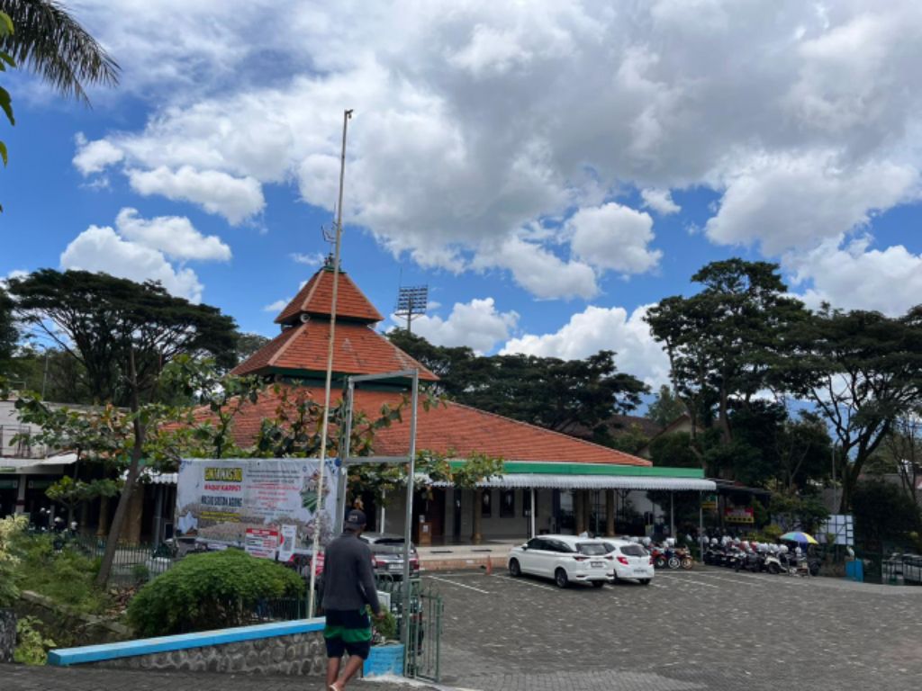 WAJIB KANTONGI SERTIFIKAT WAKAF: Aktivitas di Masjid Sultan Agung Kota Batu di Kelurahan Sisir, Kecamatan Batu tampak ramai beberapa hari lalu.