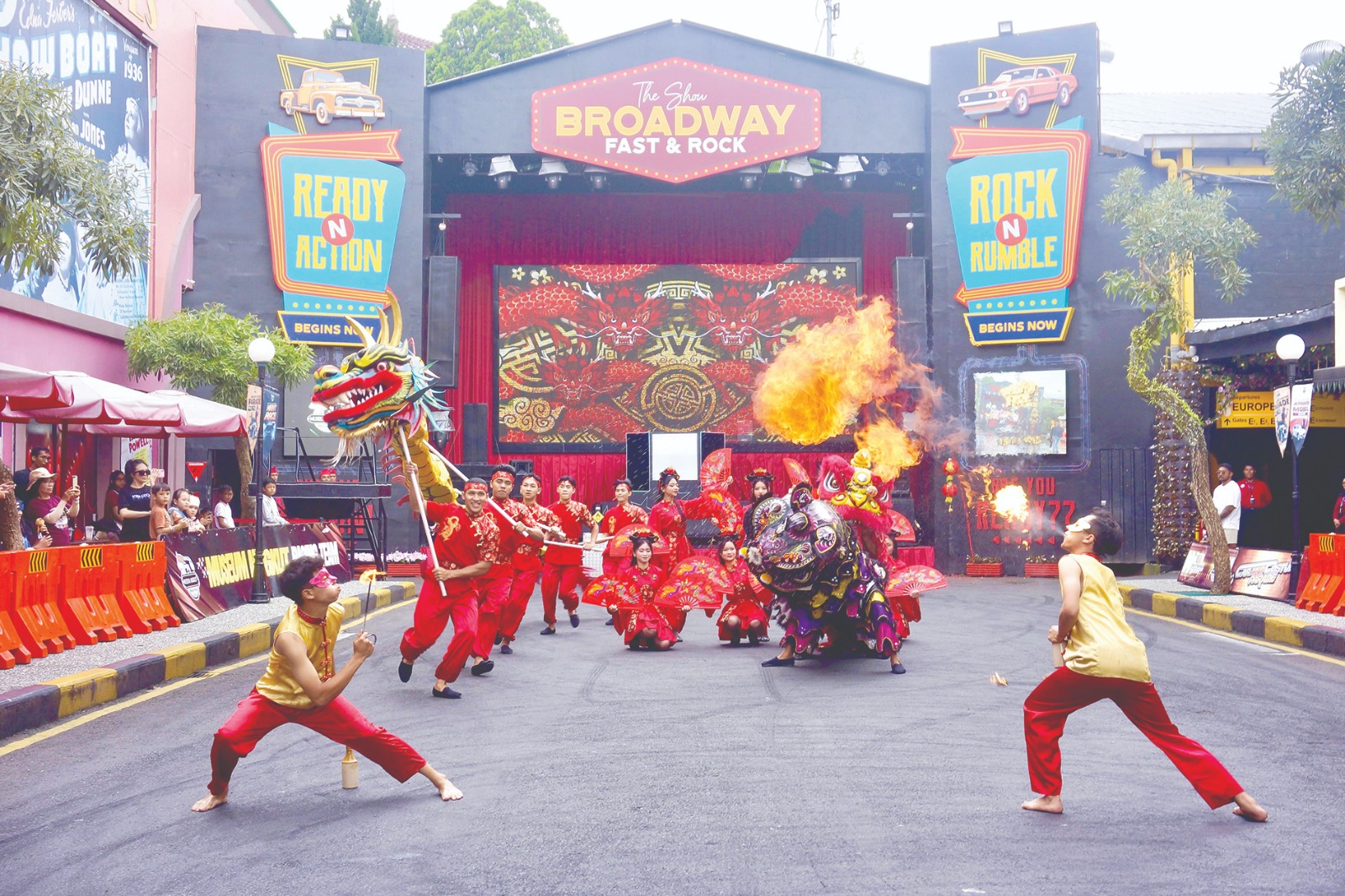 MEMUKAU PENGUNJUNG: Suguhan atraksi barongsai dan naga api memukau pengunjung di Gangster Town Museum Angkut kemarin (17/2).