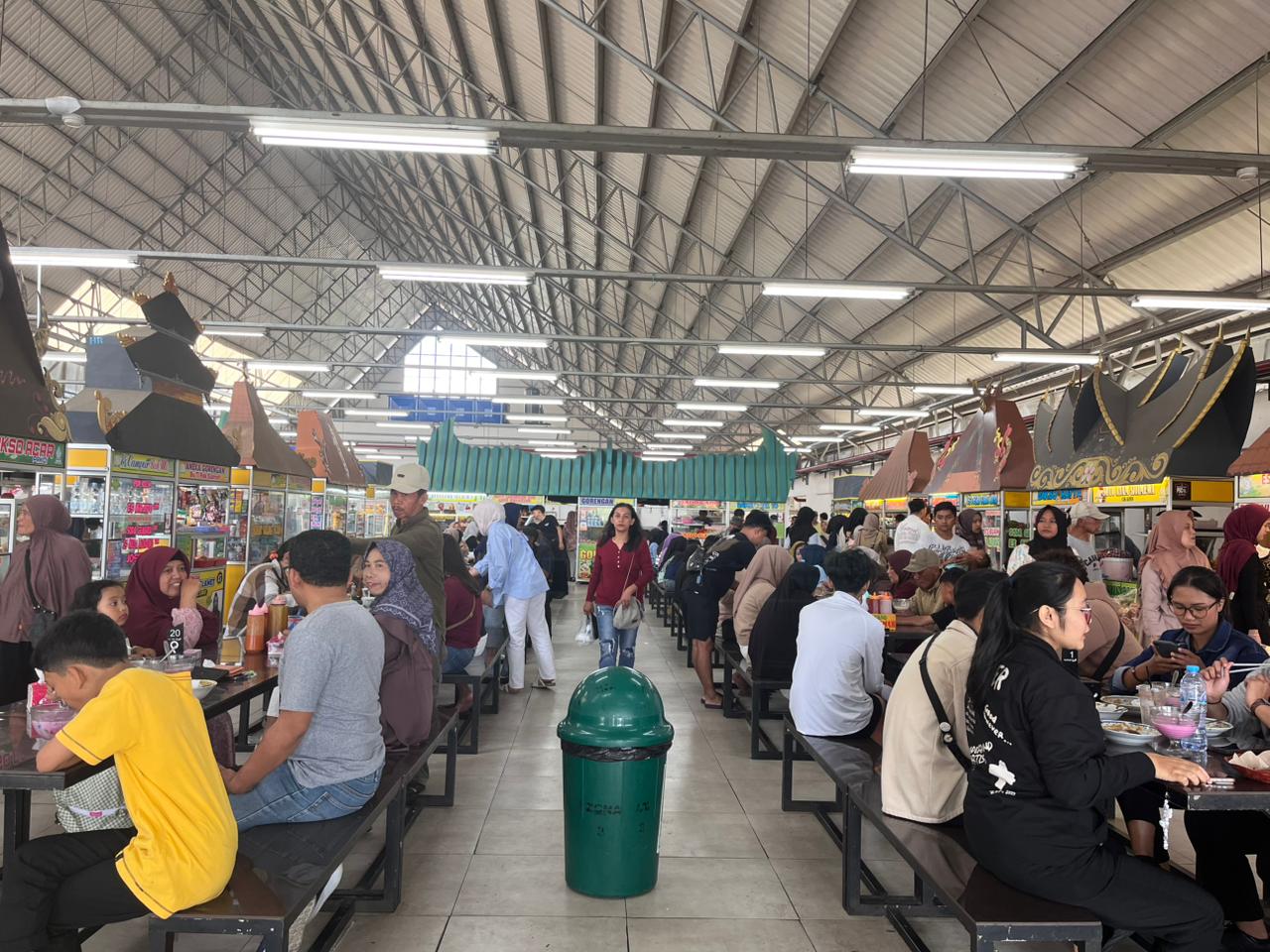RAMAI: Kawasan Zona Kuliner di Pasar Induk Among Tani dipadati pengunjung beberapa hari lalu.