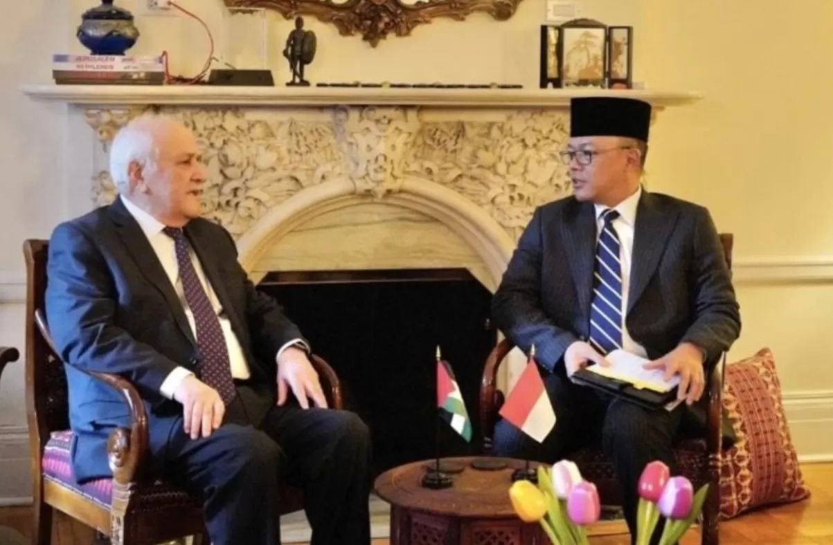 Menteri Luar Negeri RI Sugiono (kanan) berbicara dengan Wakil Tetap Palestina untuk PBB Menteri Riyad Mansour di Kantor Perwakilan Palestina di New York. (ANTARA/Kemlu RI)
