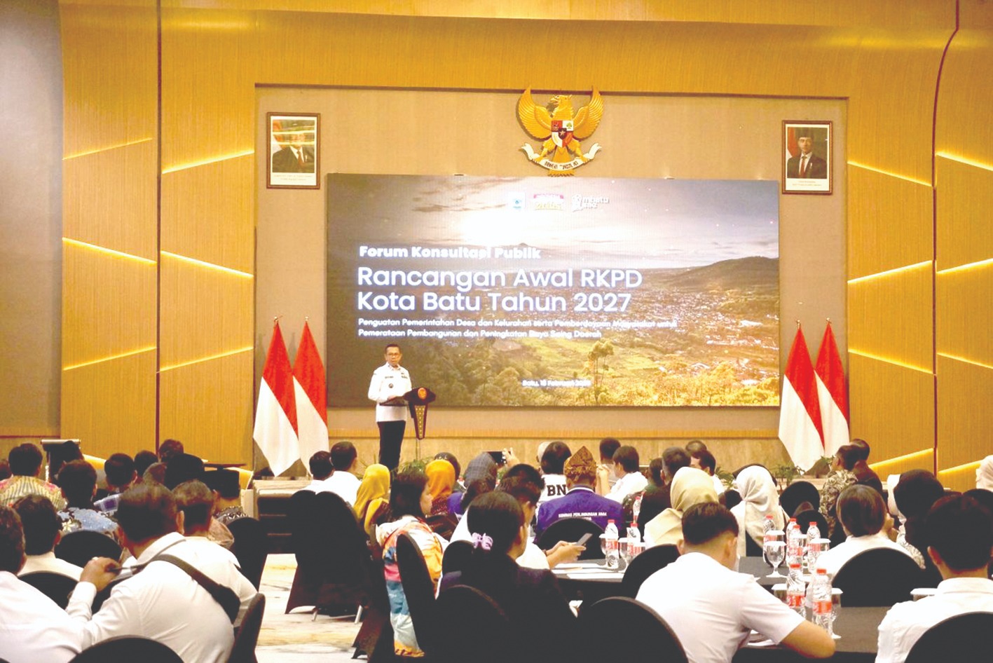 BERIKAN SAMBUTAN: Wali Kota Batu Nurochman membuka acara forum publik penyusunan Rencana Kerja Pemerintah Daerah (RKPD) di Hotel Aston Inn Batu kemarin (18/2).