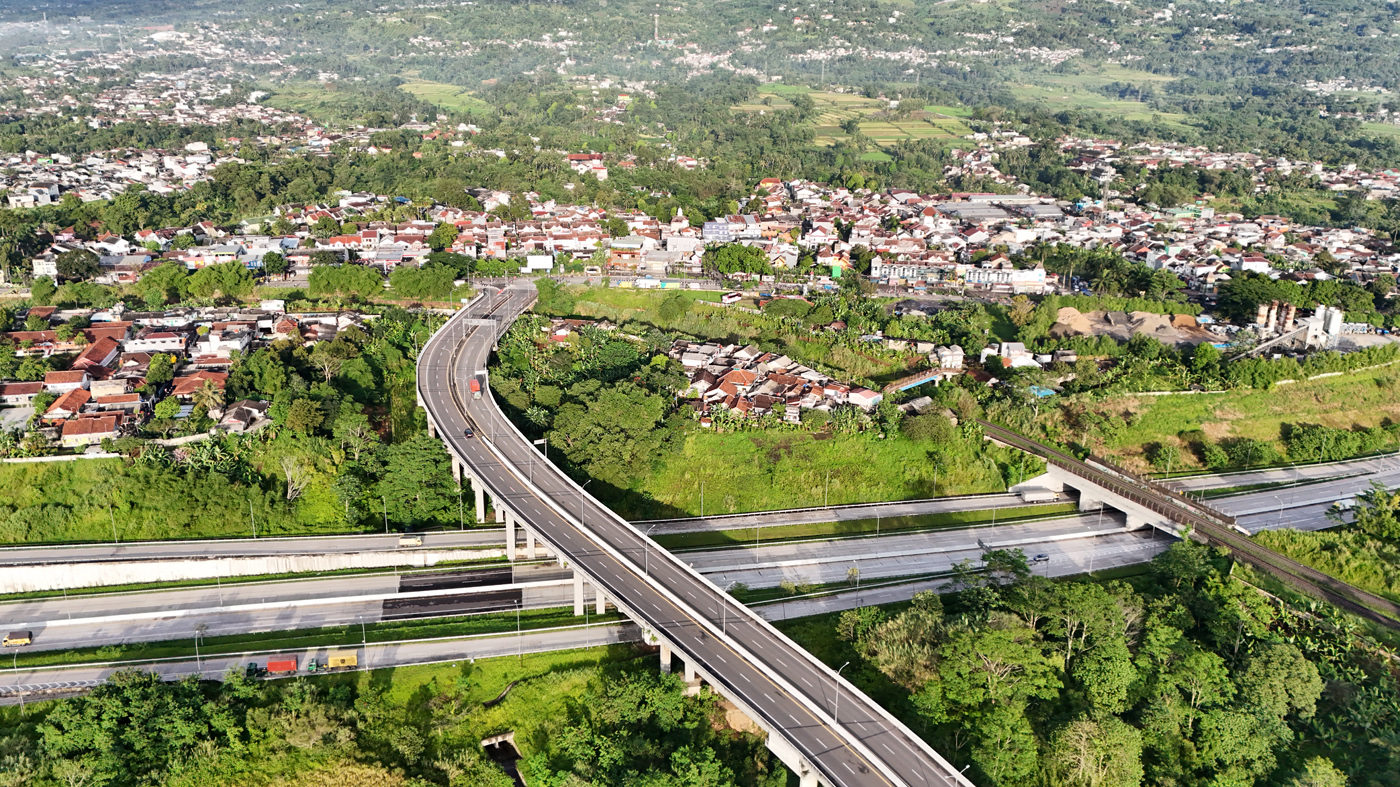 Foto udara ruas Jalan Tol Bogor-Ciawi-Sukabumi (Bocimi) di Cibadak, Kabupaten Sukabumi, Jawa Barat. (Dery Ridwansah/ JawaPos.com)