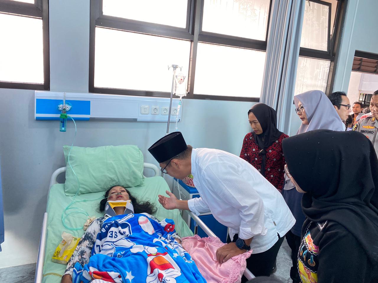 BERI PERHATIAN: Wali Kota Batu Nurochman menjenguk salah seorang pasien laka beruntun di RS Bhayangkara TK III Hasta Brata Batu kemarin (19/2).