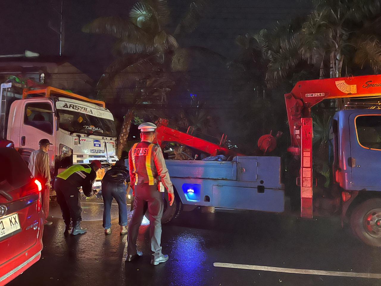 PROSES EVAKUASI: Truk bernopol P 8640 UG diderek pascalaka maut di Jalan Patimura, Kelurahan Temas, Kecamatan Batu kemarin (18/2).