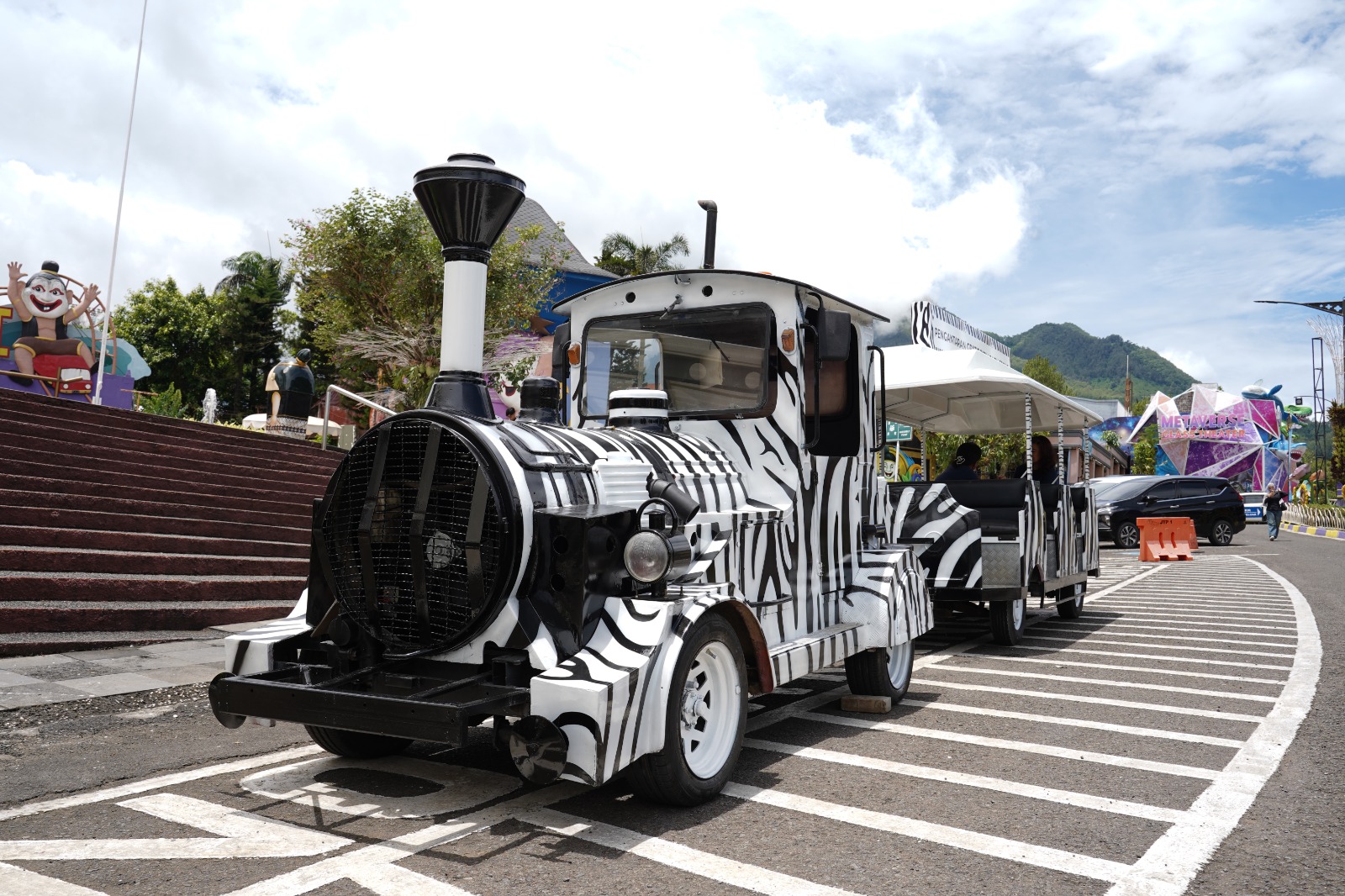 TERINTEGRASI: Penampakan layanan shuttle pengantaran gratis antardestinasi wisata di bawah naungan Jawa Timur Park Group yang sudah beroperasi mulai 16 Februari lalu.