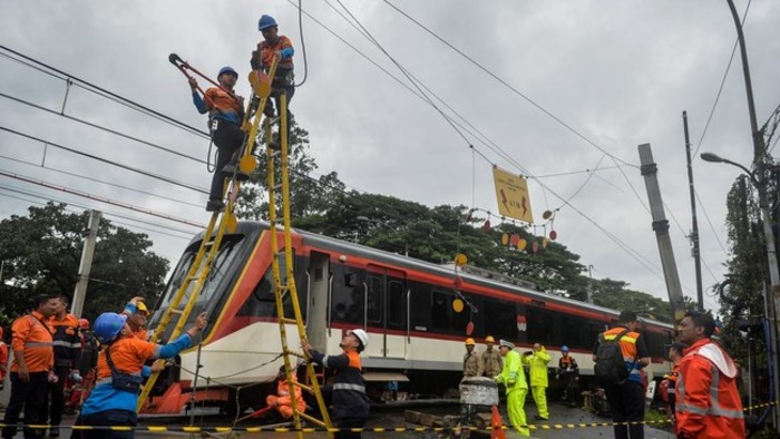 Petugas memutus kabel listrik saat mengevakuasi kereta api (KA) Bandara Soekarno-Hatta yang anjlok di Poris, Kota Tangerang, Banten, Jumat (20/02/2026). (ANTARA FOTO/Putra M. Akbar)