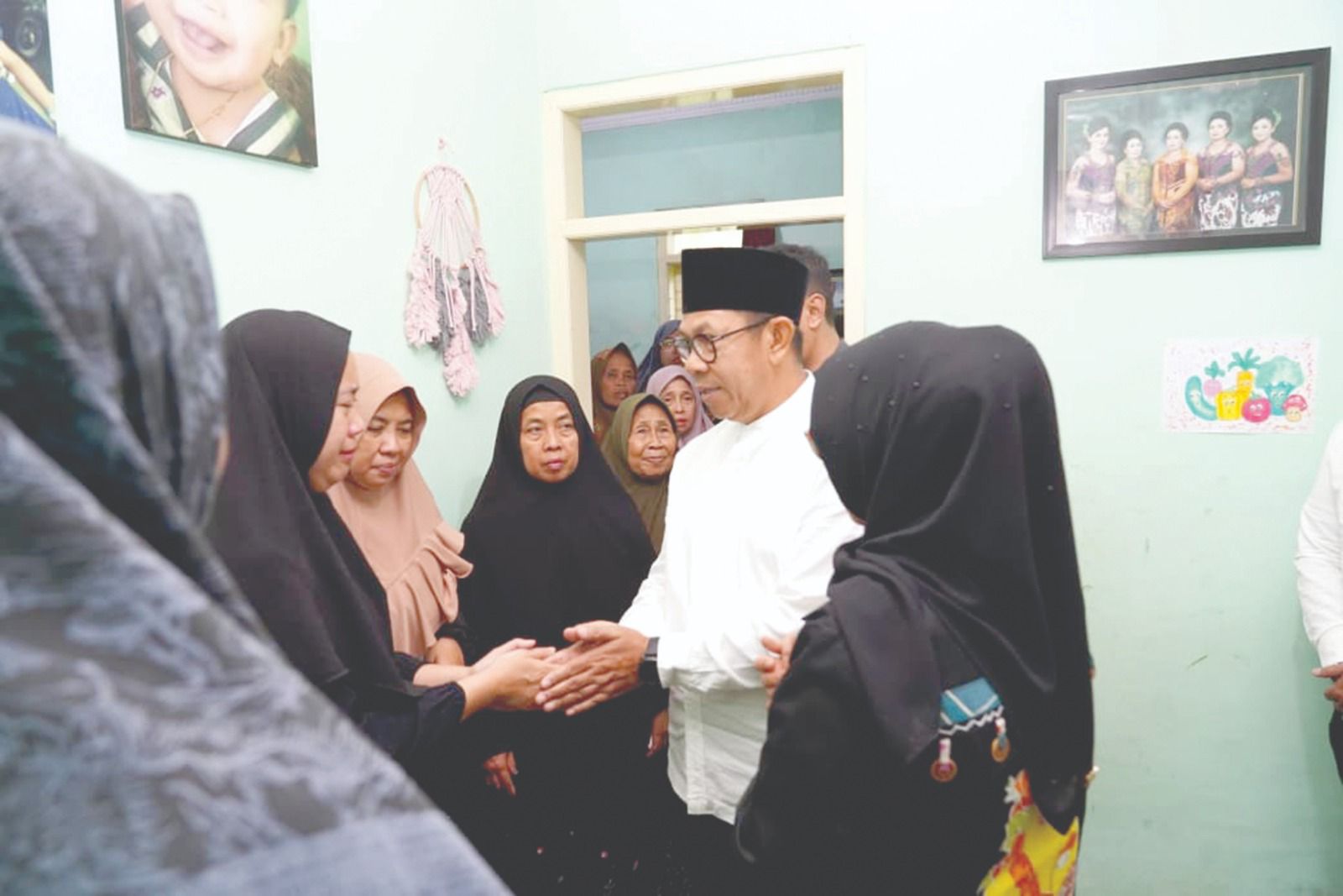BERI PERHATIAN: Wali Kota Batu Nurochman takziah ke kediaman Iwan Kurniawan di Desa Tlekung, Kecamatan Junrejo pada Kamis (19/2) lalu.