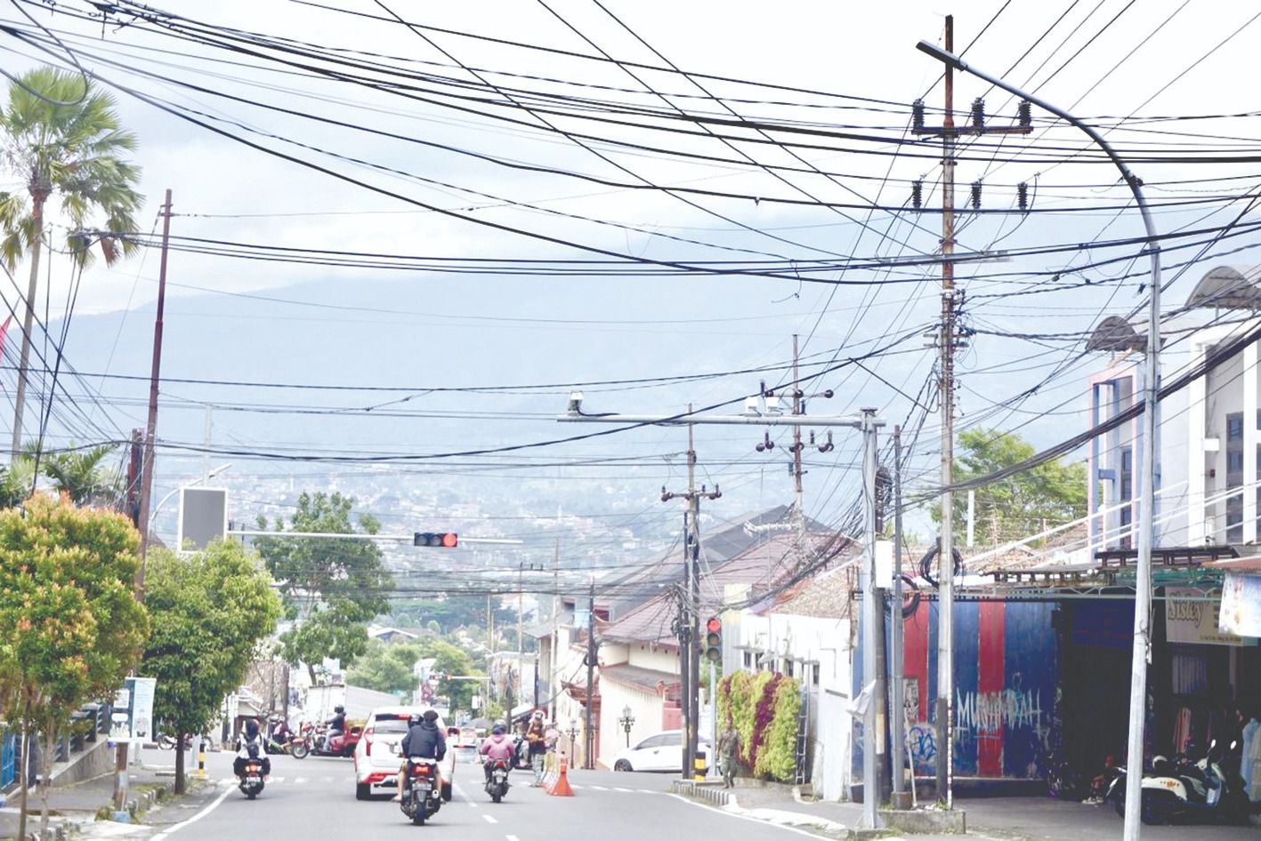 MASIH SEMRAWUT: Kondisi kabel semrawut di perempatan Jalan Gajah Mada mengganggu estetika Kota Wisata Batu.