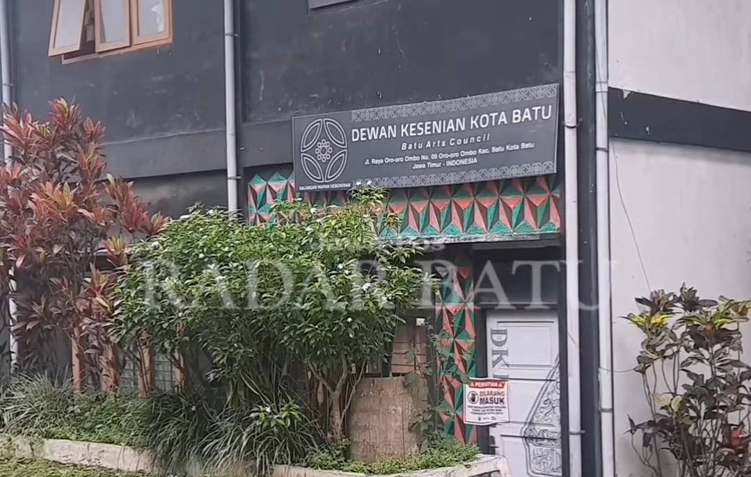 SEPI DAN DITUTUP: Gedung kesenian Batu ditempel stiker penanda ditutup sampai waktu yang tak ditentukan. Keputusan itu atas rekomendasi kajian foransik beberapa waktu lalu.  (Salma Ayu/RADAR BATU)