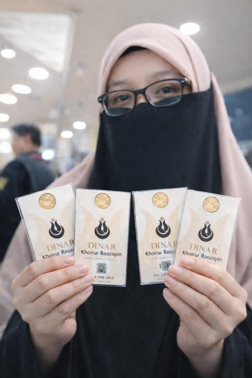 HARGA MELANDAI: Salah seorang penjual logam mulia menunjukkan barang jualannya kemarin (20/2). NURAINI/RADAR MALANG