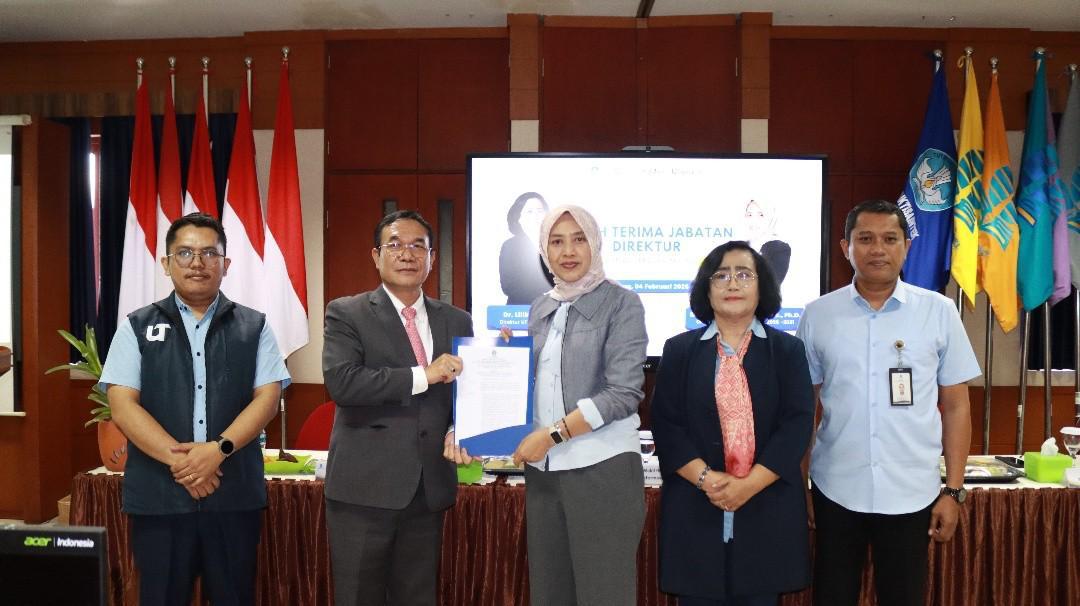GANTI PEMIMPIN: Rini Yayuk Priyati melakukan serah terima jabatan di kampus UT Malang pada 4 Februari lalu. M NOAF AFGANI/RADAR MALANG