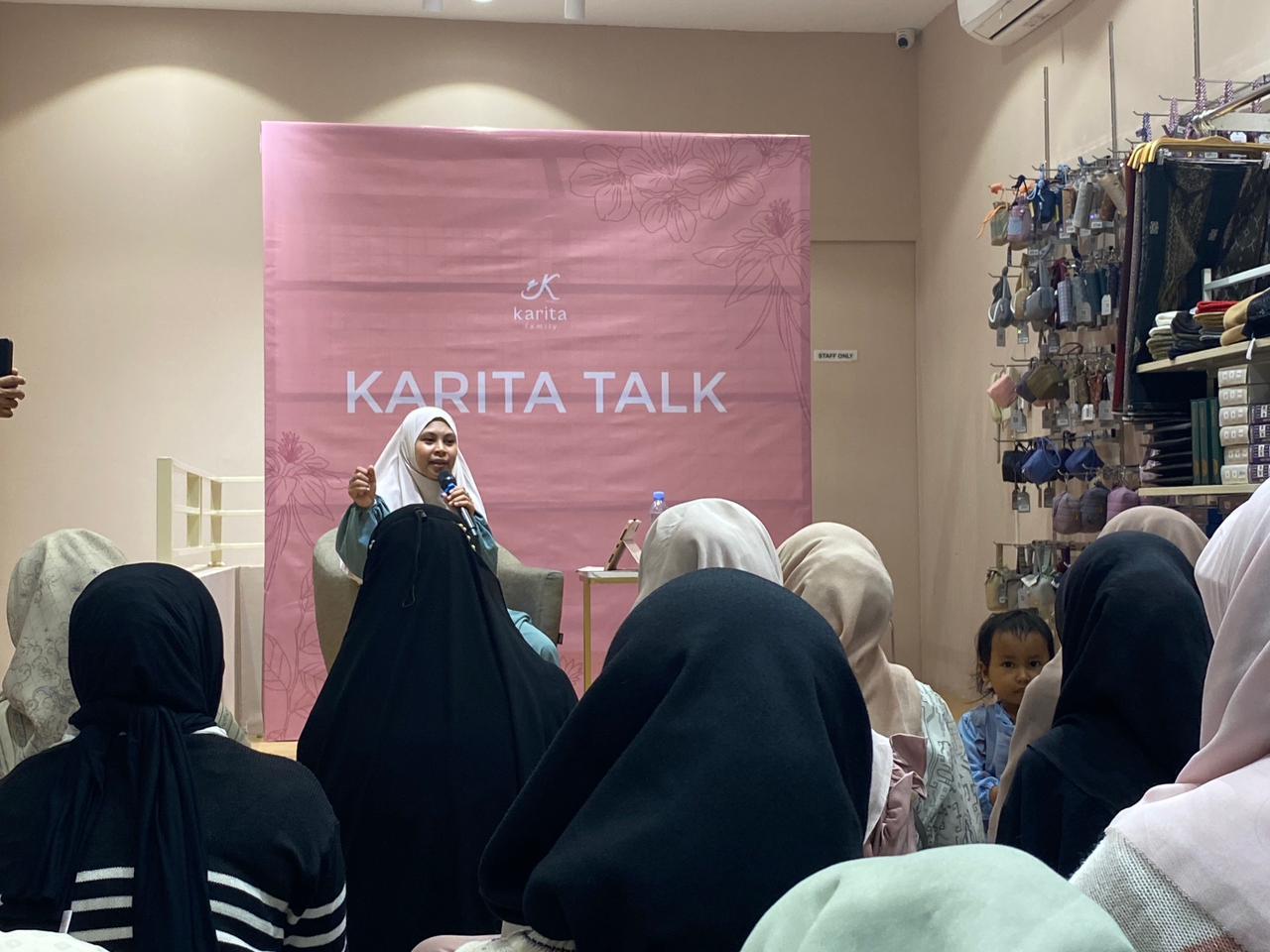 BERI MATERI: Konselor Pernikahan Baiq Widya RS memaparkan materi kepada audienst di Karita Kawi pada 15 Februari lalu. FIKA AGHNIA RAHMA/RADAR MALANG
