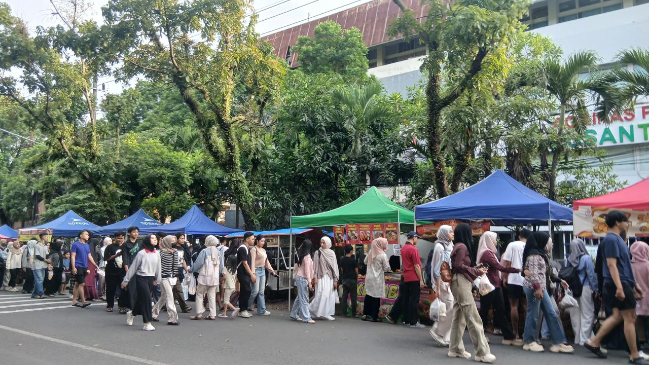 PERLU WASPADA: Ribuan orang mengerumuni lapak pasar takjil di Jalan Surabaya, Kecamatan Klojen beberapa waktu lalu. LAYYINA FAZA DZULHIJAH/RADAR MALANG