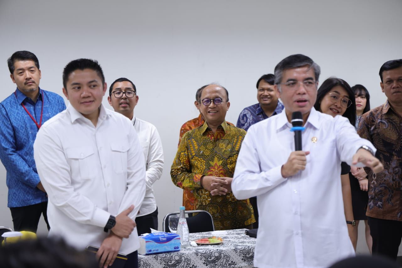 Sekretaris Kabinet Teddy Indra Wijaya (kiri). (Istimewa)