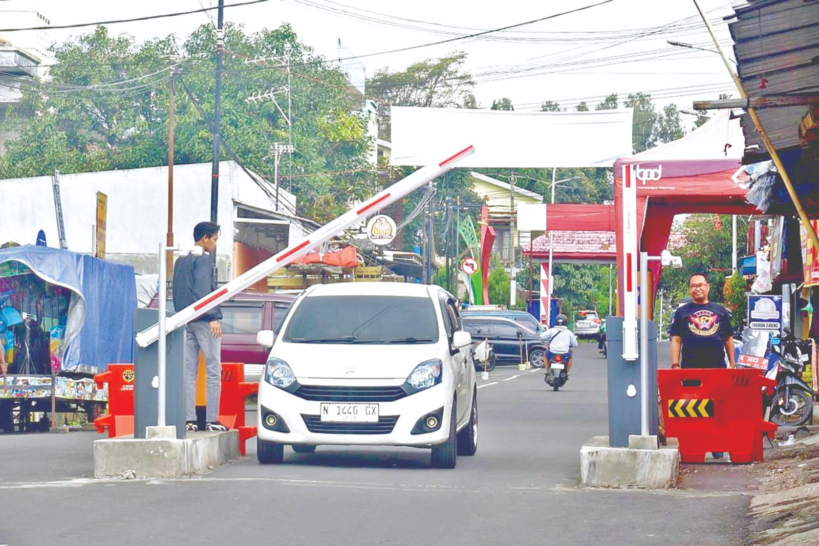 MULAI BEROPERASI: Salah satu mobil mengakses gate parkir  otomatis di Jalan Sudiro Selatan pada Sabtu (21/2) lalu. (Rori Dinanda Bestari/Radar Batu)