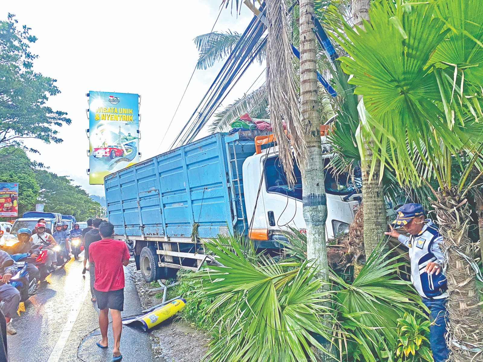 RESMI TERSANGKA: Kecelakaan truk rem blong terjadi di Jalan Patimura, Kelurahan Temas, Kecamatan Batu pada 18 Februari lalu. (Rori Dinanda Bestari/Radar Batu)