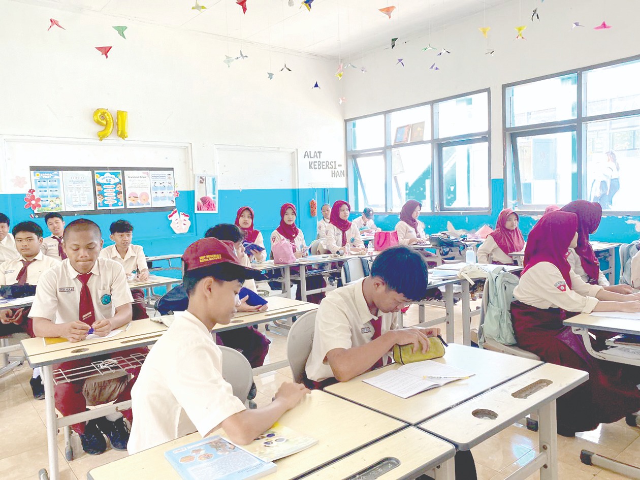 FOKUS: Beberapa siswa SMP Negeri 3 Batu menyimak pembelajaran di dalam kelas beberapa waktu lalu. (Rori Dinanda Bestari/Radar Batu)