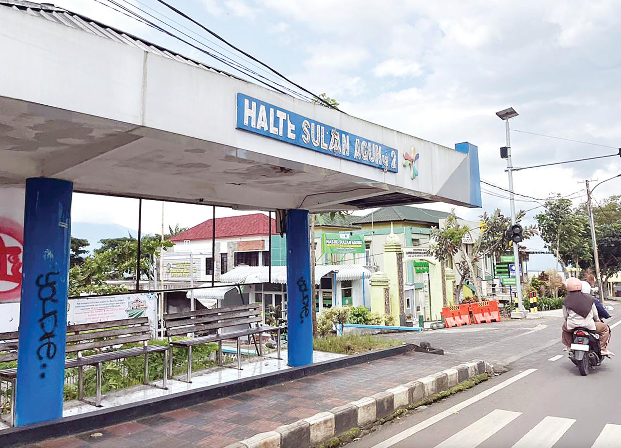 RUSAK: Kondisi halte di Jalan Sultan Agung Kota Batu yang rusak parah di bagian plafon dan atapnya kemarin (23/2). 