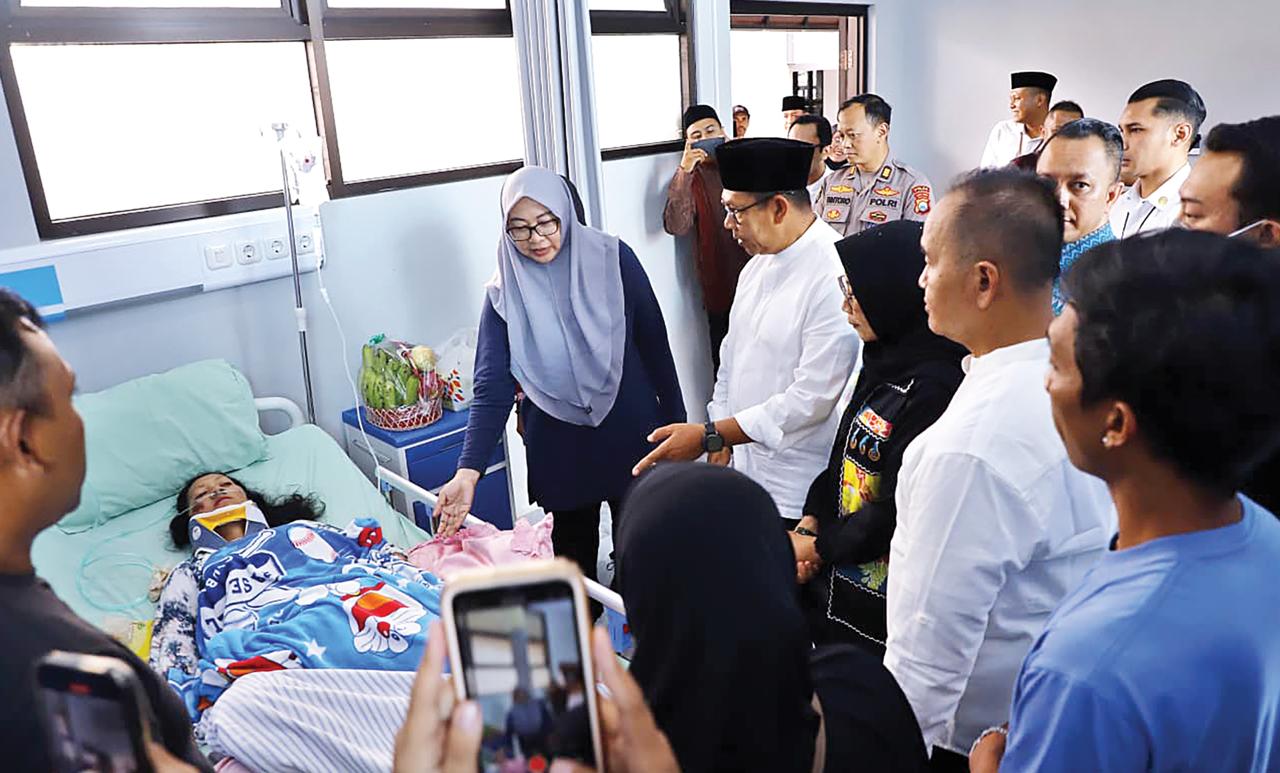PROGRES MEMBAIK: Wali Kota Batu Nurochman mengunjungi pasien, Lilik Yuliani di RS Bhayangkara TK III Hasta Brata Batu pada 19 Februari lalu.  