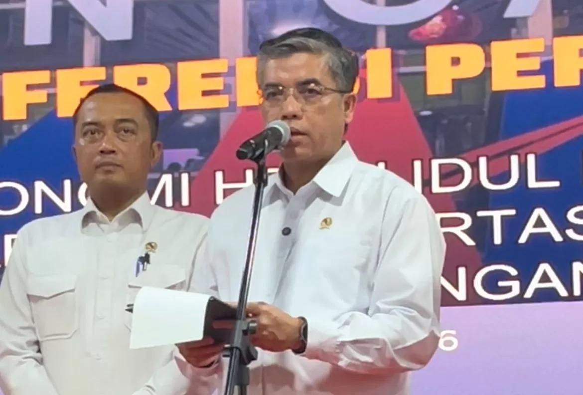 Menteri Ketenagakerjaan Yassierli dalam konferensi pers di Stasiun Gambir, Jakarta Pusat, Selasa (10/2). (Nurul F/JawaPos.com)