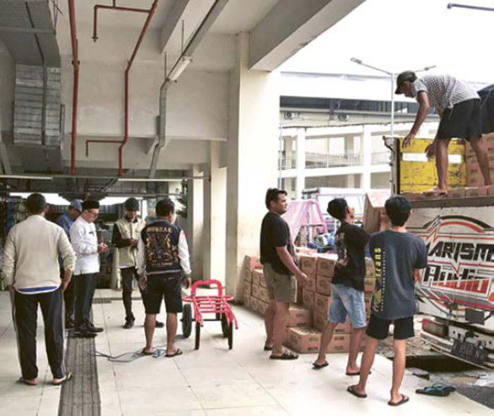 DICEK: Petugas Diskumperindag Kota Batu melakukan inspeksi di SPBU menggunakan alat uji kualitas BBM kemarin (24/2).