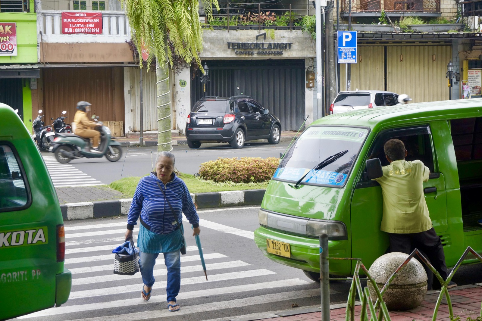 BEROPERASI: Beberapa unit apel gratis menunggu penumpang di kawasan Alun-Alun Kota Wisata Batu kemarin (25/2).