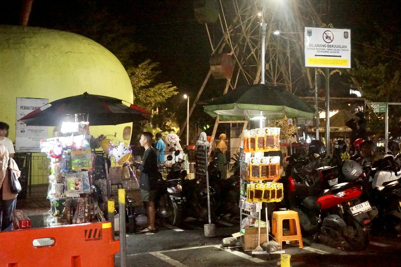 MASIH BANDEL: PKL liar tempati SRP kawasan Alun-Alun Kota Wisata Batu pada Senin petang (23/2).