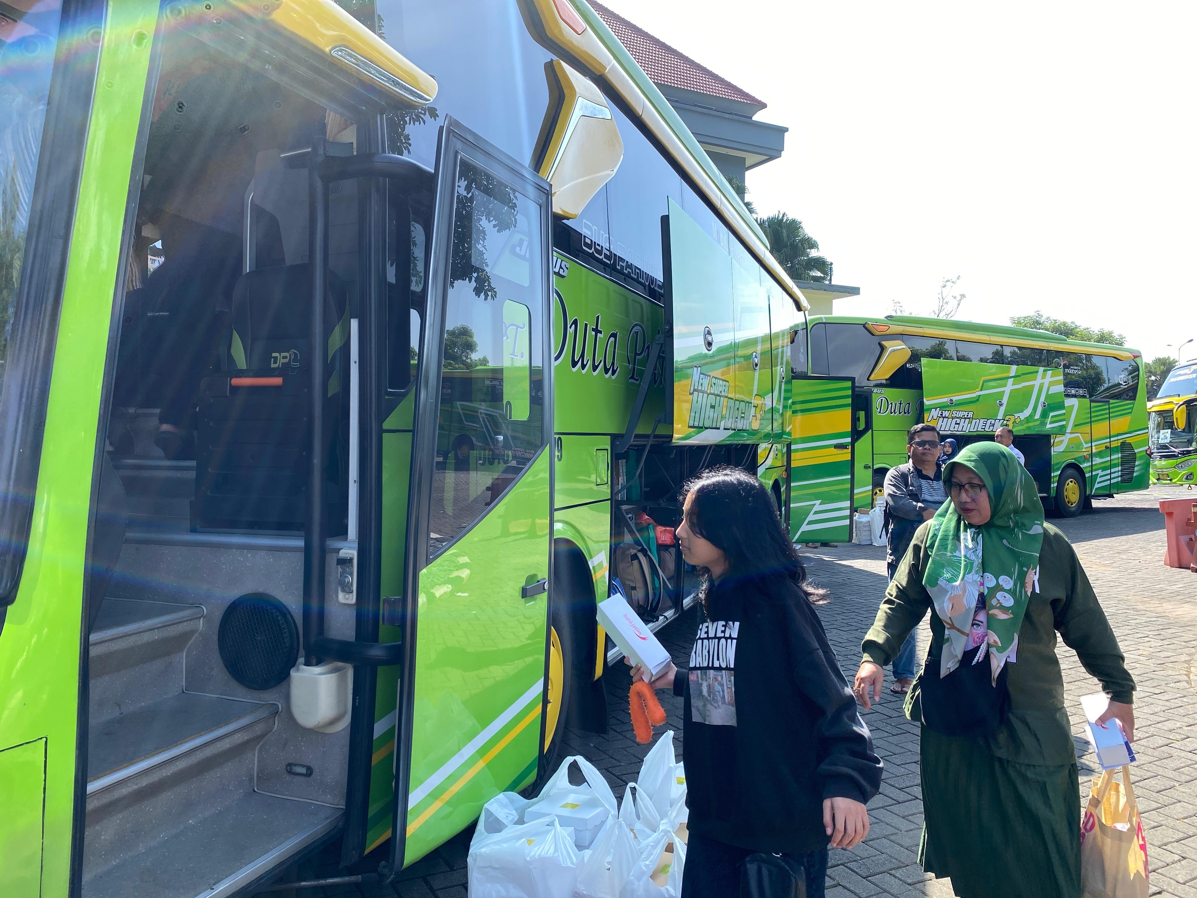 PEMINAT TINGGI: Beberapa penumpang memasuki bus saat program mudik gratis tahun lalu.  