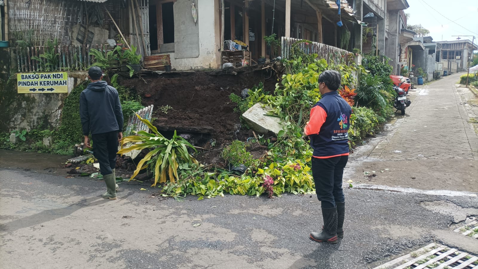 TERDAMPAK LONGSOR: Rumah milik Sri Bakti, warga Dusun Sabrangbendo, Desa Giripurno, Kecamatan Bumiaji terdampak longsor akibat cuaca ekstrem kemarin (26/2). 