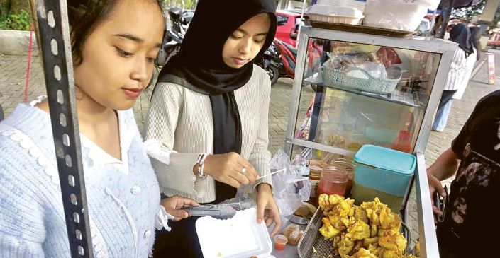 RORI DINANDA BESTARI/RADAR BATU DIPADATI PENGUNJUNG: Pasar takjil di halaman Kantor KONI ramai diserbu pengunjung beberapa hari lalu. 