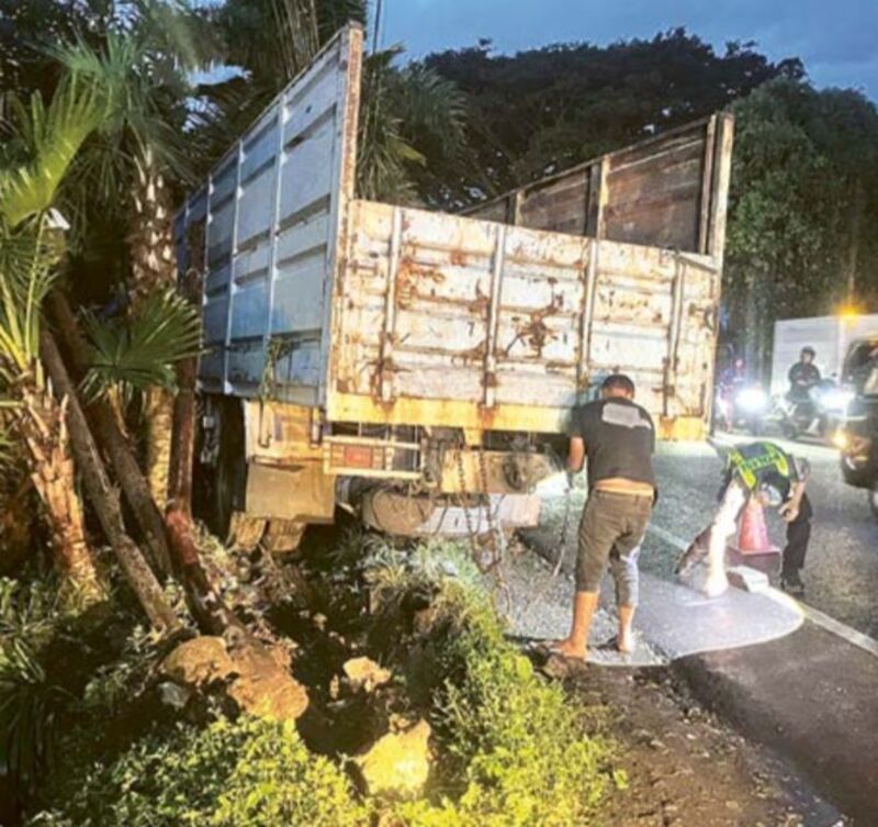 OLAH TKP: Polisi melakukan pengecekan fisik kendaraan usai targedi truk rem blong di Jalan Patimura pada 18 Februari lalu.