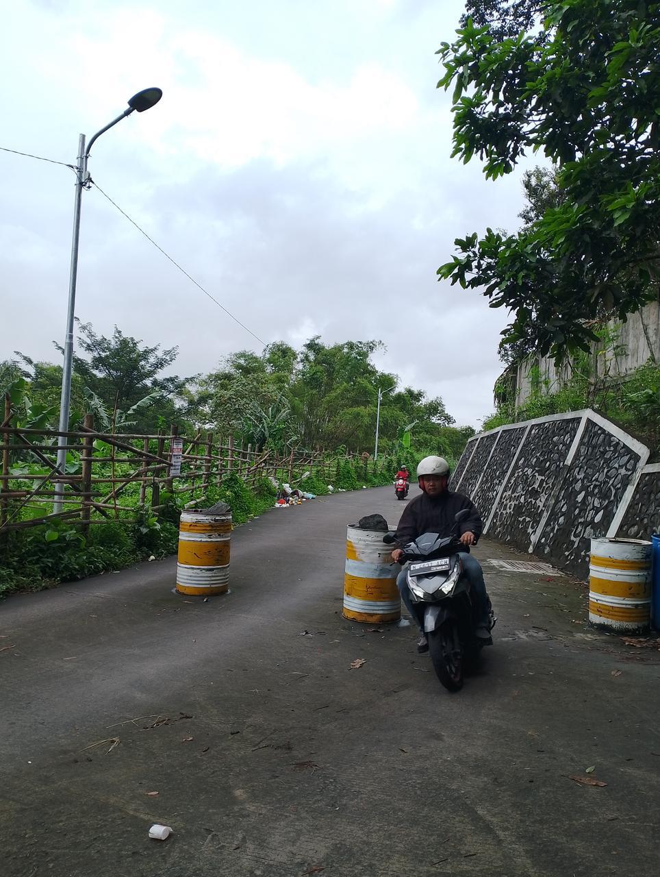 DITUTUP DRUM: Penghubung Jalan Simpang Mega Mendung menuju Jalan Raya Tidar, Kecamatan Sukun tak lagi bisa dilintasi mobil. (Rolianus Ferdi Onggur/RADAR MALANG)
