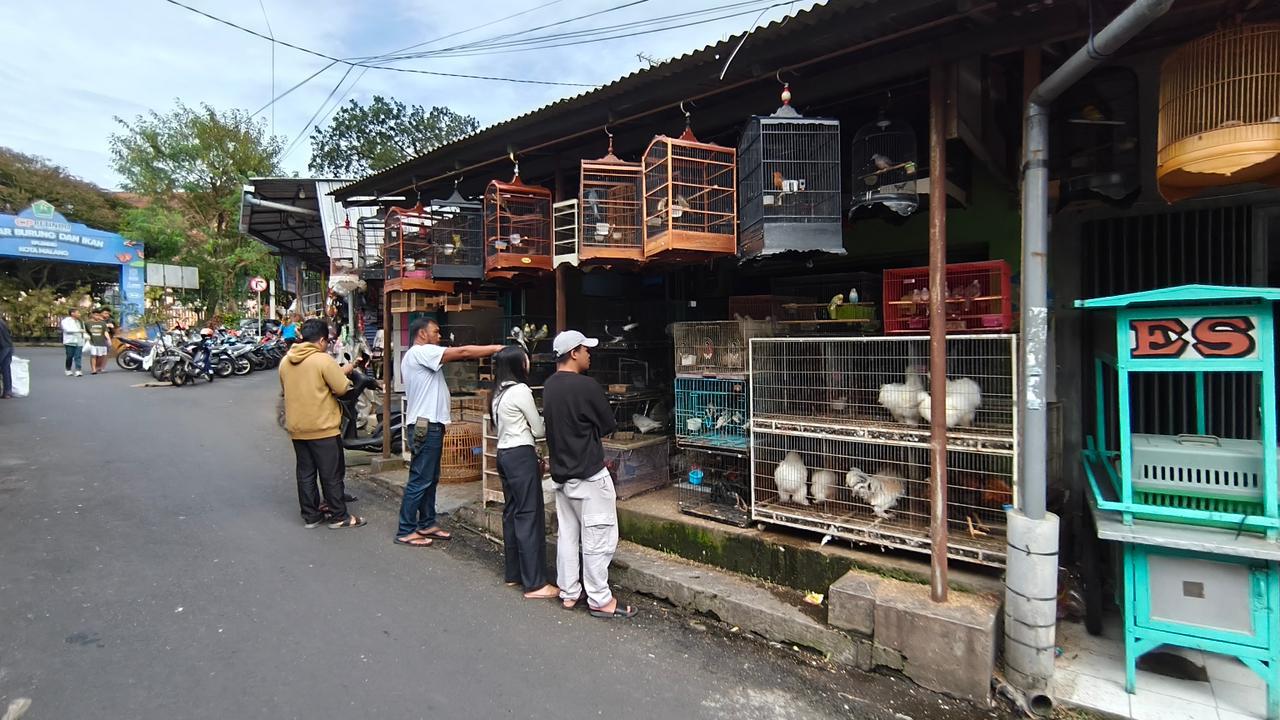 SASARAN RELOKASI: Salah satu lapak pedagang di Splendid dibanjiri pengunjung beberapa waktu lalu. (Rayyan Sugangga/RADAR MALANG)