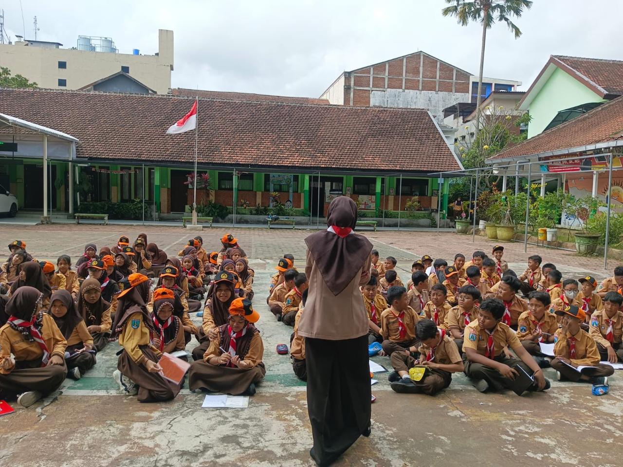 WANASA RAHMAT AKBAR ADZANI/RADAR MALANG BUTUH PERHATIAN: Salah seorang guru honorer mengajar di SMP Muhammadiyah 3 Kepanjen beberapa waktu lalu. 
