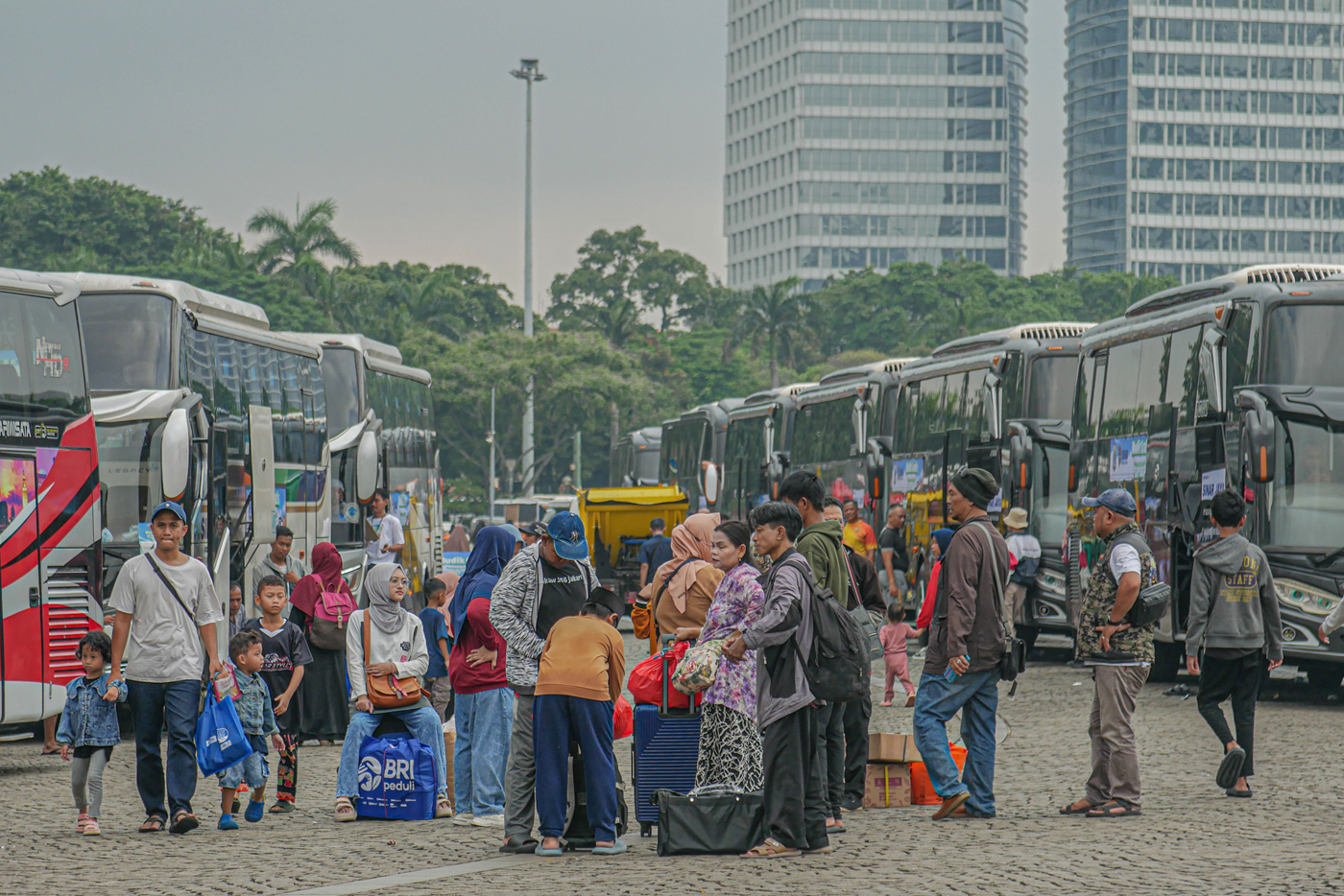 Sejumlah pemudik mencari bus di Program Mudik Gratis di Lapangan Monas, Jakarta, Kamis (26/03/2025). Sejumlah pemudik mencari bus di Program Mudik Gratis di Lapangan Monas, Jakarta, Kamis (26/3/2025). (Hanung Hambara/Jawa Pos)